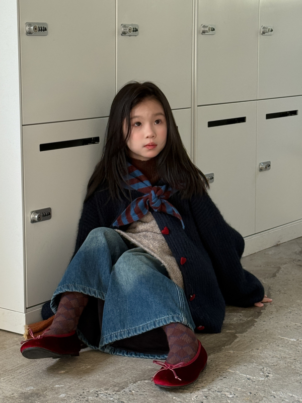 Gyerekeknek szánt farmernadrág fleece béléssel, csíkos, széles szabás, 9/10 hossz, 90% pamut 10% poliészter, téli 2025, Kumai.kids