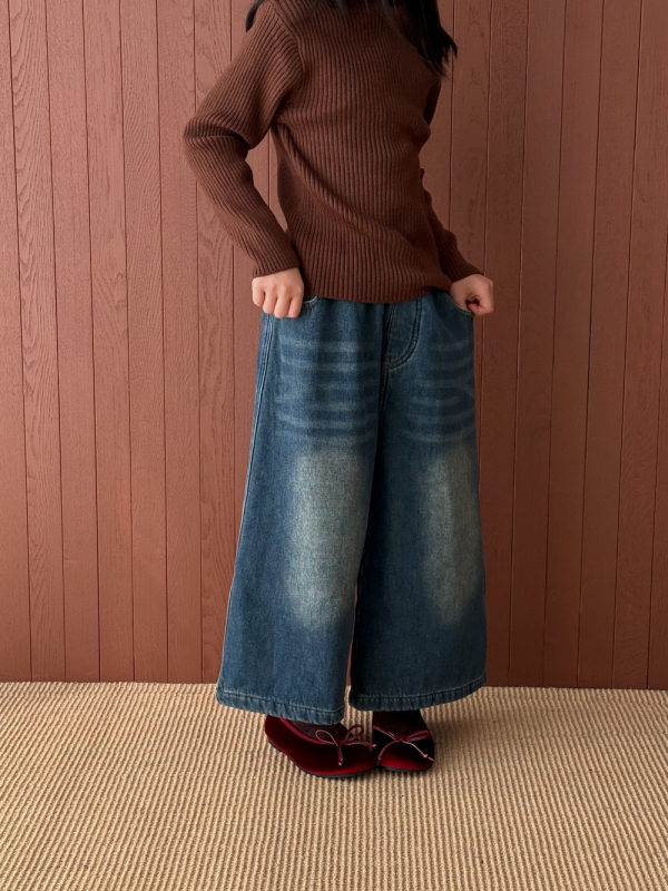 Gyerekeknek szánt farmernadrág fleece béléssel, csíkos, széles szabás, 9/10 hossz, 90% pamut 10% poliészter, téli 2025, Kumai.kids