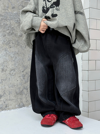 Gyerekeknek szóló farmernadrág egyenes fazon, pamut-keverék denim, középmagas derekú, elasztikus övvel, 3-8 éveseknek, amerikai retro stílus, enzimes mosás