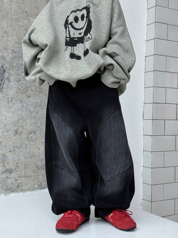 Gyerekeknek szóló farmernadrág egyenes fazon, pamut-keverék denim, középmagas derekú, elasztikus övvel, 3-8 éveseknek, amerikai retro stílus, enzimes mosás