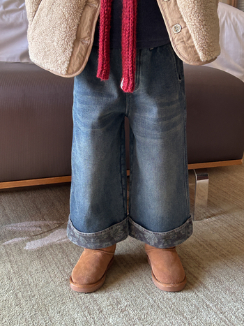 Gyerekeknek készült farmernadrág fleece-béléssel, felhajtott bokánál, széles szárú téli viselet (Denim; 80% pamut, 20% poliészter; középmagas derék; elasztikus derék)