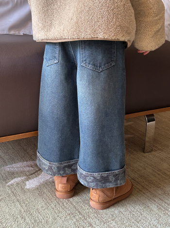 Gyerekeknek készült farmernadrág fleece-béléssel, felhajtott bokánál, széles szárú téli viselet (Denim; 80% pamut, 20% poliészter; középmagas derék; elasztikus derék)