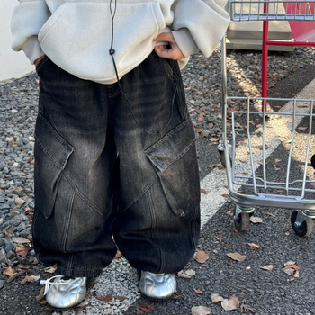 Dječje traperice s fleece podlogom, cargo s više džepova, vintage isprani denim, srednji pojas, zima 2025.
