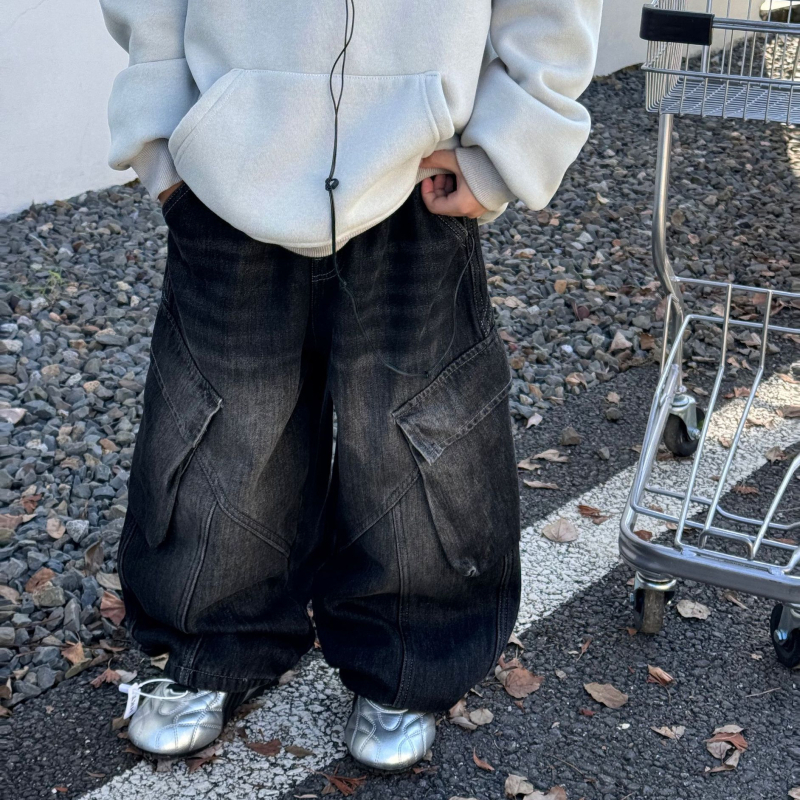 Dječje traperice s fleece podlogom, cargo s više džepova, vintage isprani denim, srednji pojas, zima 2025.