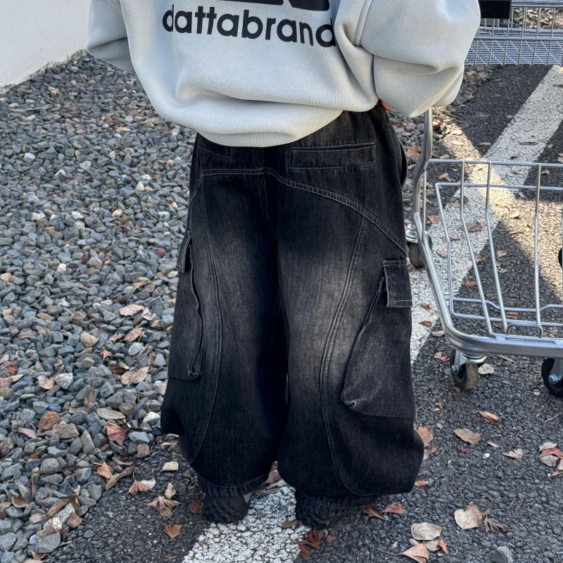 Dječje traperice s fleece podlogom, cargo s više džepova, vintage isprani denim, srednji pojas, zima 2025.
