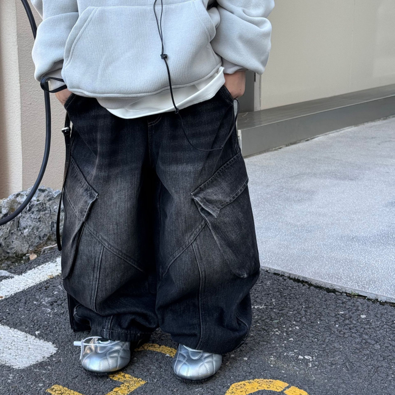 Dječje traperice s fleece podlogom, cargo s više džepova, vintage isprani denim, srednji pojas, zima 2025.