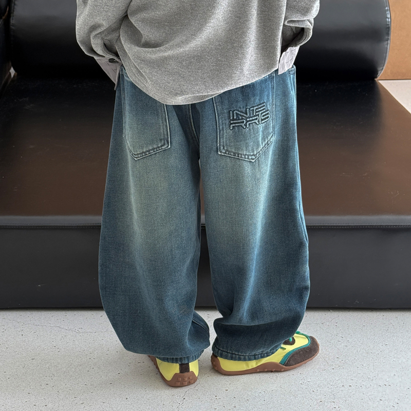 Jeans pentru copii, stil coreean, denim din bumbac 80%, fleece-lined, talie medie cu elastic, finisaj distressed și buzunare cu litere embossate