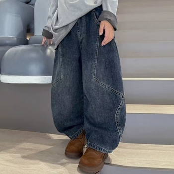 Fiúknak koreai stílusú farmer nadrág, pamut, egyszínű, középmagas derék gumis pánttal, puha kezelés és enzimes mosás, ősz 2025
