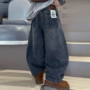 Fiúknak koreai stílusú farmer nadrág, pamut, egyszínű, középmagas derék gumis pánttal, puha kezelés és enzimes mosás, ősz 2025