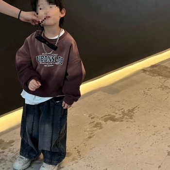 Gyerekeknek szóló lazán szabott, széles szárú farmernadrág szakadt széllel, középmagas derék, denim-pamut keverék, 8 éves kortól, 2025 tavasz