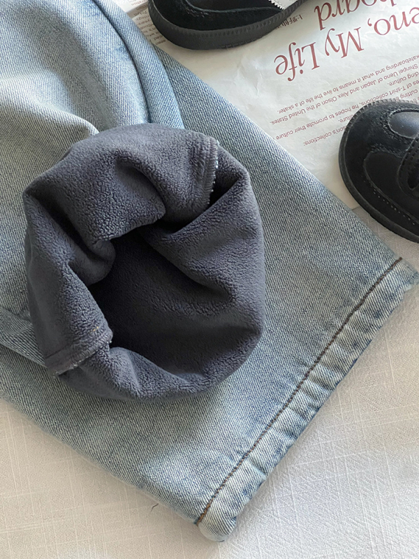 Djeca traperice u korejskom stilu, s fleece unutrašnjosti, ravni kroj, distressed, zimske tople hlače, sastav: 78% pamuk, 17,5% poliester, 4,5% regenerirana celuloza, unisex