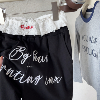 Gyerekeknek szóló nadrág koreai stílusú hímzett betűkkel és csipkével, 98% pamut, középmagas derekú, elasztikus gumival, 8 évesnél idősebbeknek, tavasz–ősz