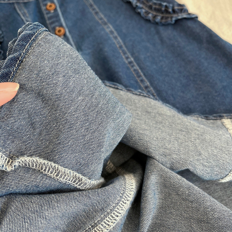 Lányoknak szóló ujjatlan farmer ruha, kerek nyakú, fodros szegéllyel, 80% pamut, 3–8 év