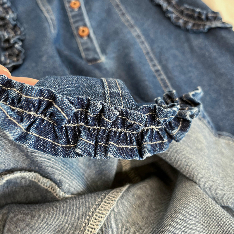 Lányoknak szóló ujjatlan farmer ruha, kerek nyakú, fodros szegéllyel, 80% pamut, 3–8 év