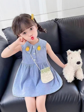 Lányoknak szóló farmerpántos ruha, A-vonalú fazon, könnyű denim anyag, nyári ruha.