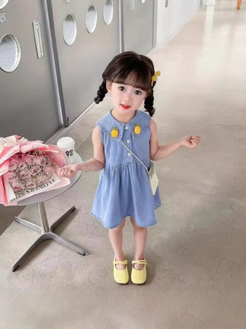 Lányoknak szóló farmerpántos ruha, A-vonalú fazon, könnyű denim anyag, nyári ruha.