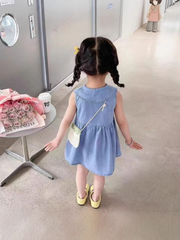 Lányoknak szóló farmerpántos ruha, A-vonalú fazon, könnyű denim anyag, nyári ruha.