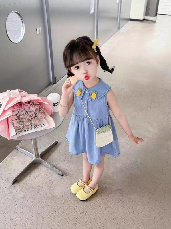 Lányoknak szóló farmerpántos ruha, A-vonalú fazon, könnyű denim anyag, nyári ruha.