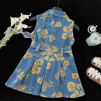 Fiatal lányoknak készült denim szoknya pántos, virágos minta, 65% pamut, puha kezelt szövet, A-vonal