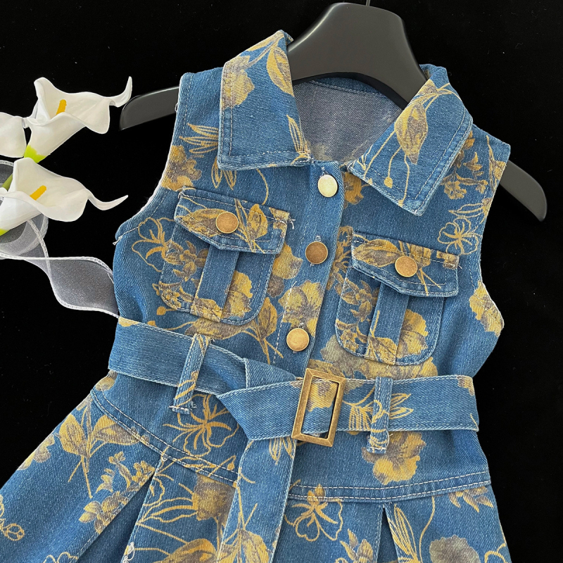 Fiatal lányoknak készült denim szoknya pántos, virágos minta, 65% pamut, puha kezelt szövet, A-vonal