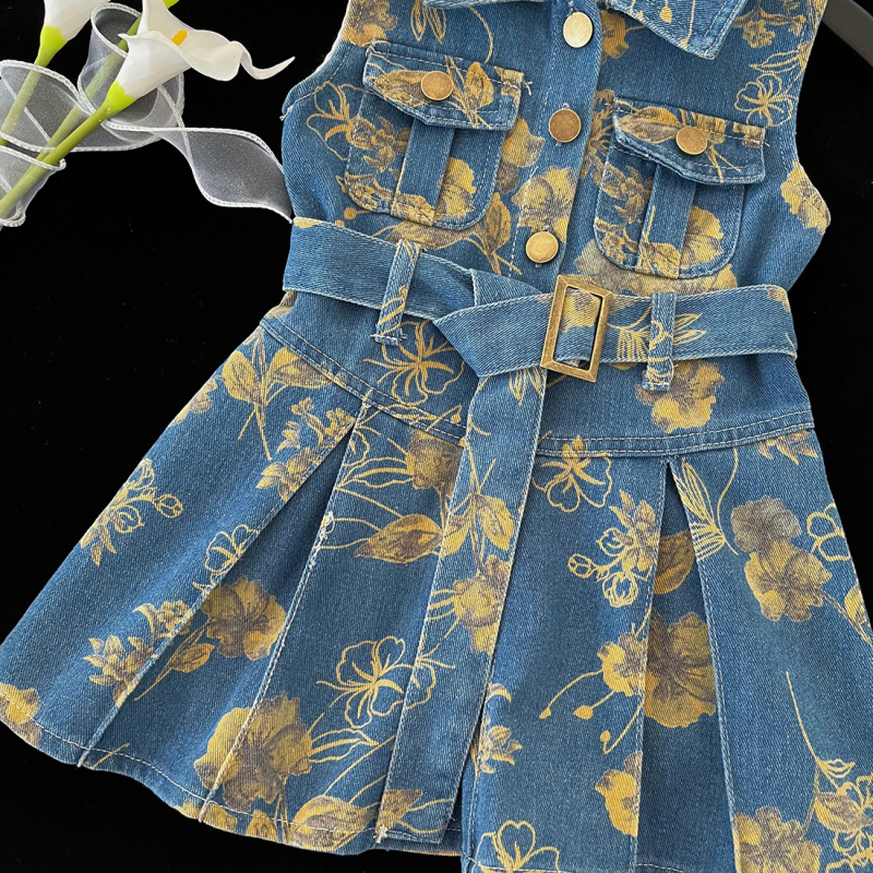 Fiatal lányoknak készült denim szoknya pántos, virágos minta, 65% pamut, puha kezelt szövet, A-vonal