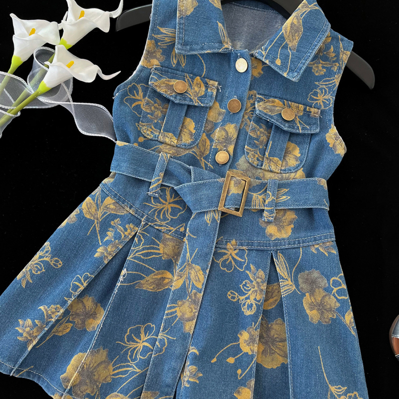 Fiatal lányoknak készült denim szoknya pántos, virágos minta, 65% pamut, puha kezelt szövet, A-vonal