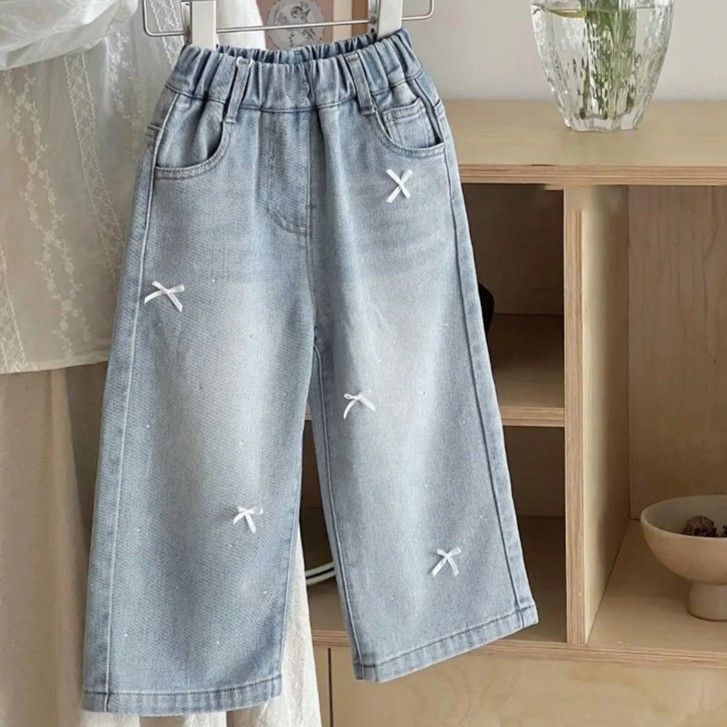 Lányoknak szóló farmernadrág denim, egyenes szabás, virágos minta, középső derekú, puha mosás, 57,7% pamut, tavasz 2025, 3–8 éveseknek