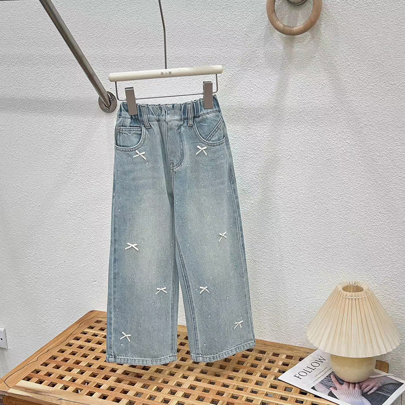 Lányoknak szóló farmernadrág denim, egyenes szabás, virágos minta, középső derekú, puha mosás, 57,7% pamut, tavasz 2025, 3–8 éveseknek