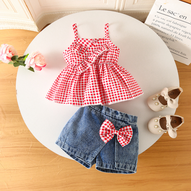 Két részes gyerekruha 1-3 éveseknek, ujjatlan felső és rövidnadrág, kötött poliészter anyag, nyár–tavasz, minták: csíkos, kockás, egyszínű