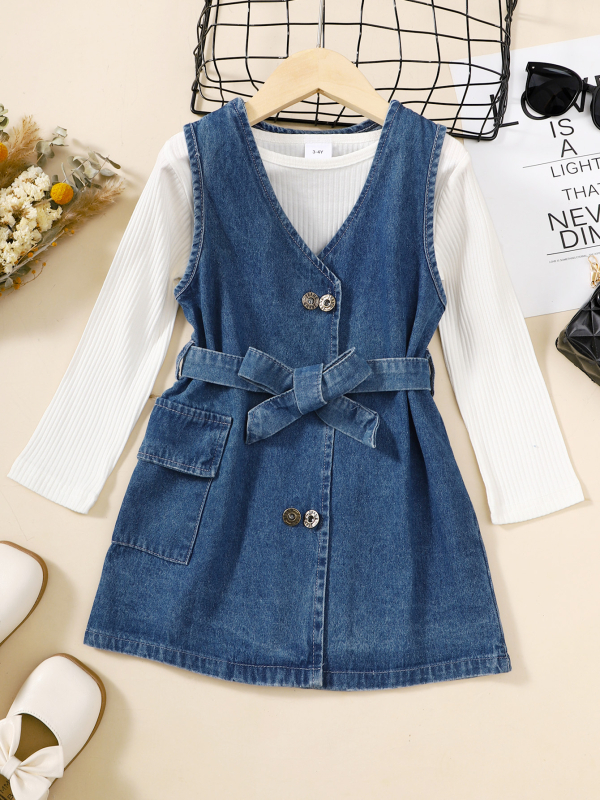 Gyerekeknek szóló ribis felső és csíkos, pántos szoknya szett, dupla gombsor design; felső anyaga: 95% poliészter, 5% elasztán; alsó anyaga: 95% pamut, 5% poliészter; 3–8 évesek