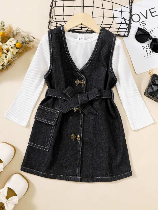 Gyerekeknek szóló ribis felső és csíkos, pántos szoknya szett, dupla gombsor design; felső anyaga: 95% poliészter, 5% elasztán; alsó anyaga: 95% pamut, 5% poliészter; 3–8 évesek