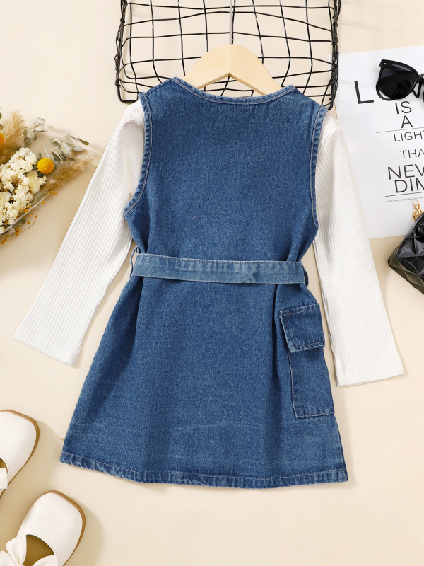 Gyerekeknek szóló ribis felső és csíkos, pántos szoknya szett, dupla gombsor design; felső anyaga: 95% poliészter, 5% elasztán; alsó anyaga: 95% pamut, 5% poliészter; 3–8 évesek