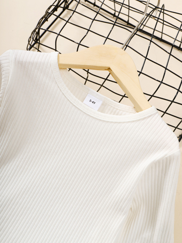 Gyerekeknek szóló ribis felső és csíkos, pántos szoknya szett, dupla gombsor design; felső anyaga: 95% poliészter, 5% elasztán; alsó anyaga: 95% pamut, 5% poliészter; 3–8 évesek