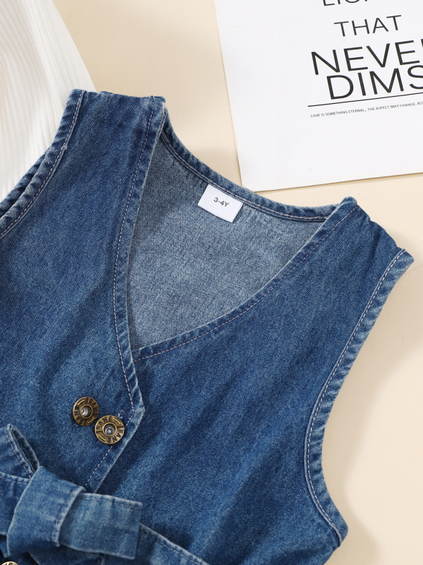 Gyerekeknek szóló ribis felső és csíkos, pántos szoknya szett, dupla gombsor design; felső anyaga: 95% poliészter, 5% elasztán; alsó anyaga: 95% pamut, 5% poliészter; 3–8 évesek