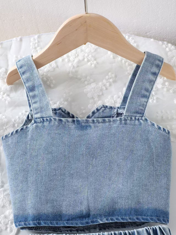 Két darabos gyerek szett: hímzett denim mellény vállpántokkal és rövid szoknya