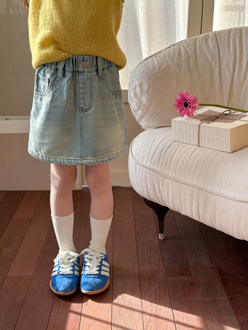 Dječja A-linijska suknja od pamuk-mešavine s najlonskom podstavom (88% pamuk, 9% poliester, 3% visokoza; podstava 81–90% najlon), jednobojna, pogodna za uzrast 3–8 godina