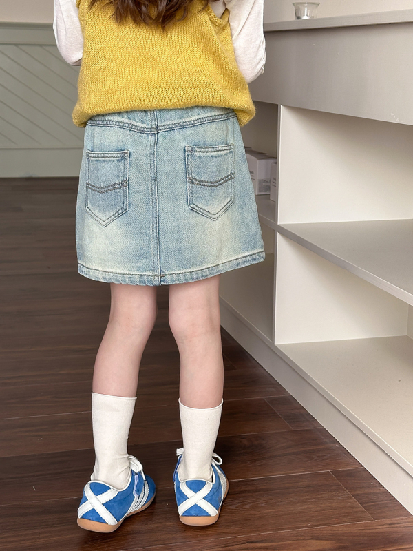 Dječja A-linijska suknja od pamuk-mešavine s najlonskom podstavom (88% pamuk, 9% poliester, 3% visokoza; podstava 81–90% najlon), jednobojna, pogodna za uzrast 3–8 godina