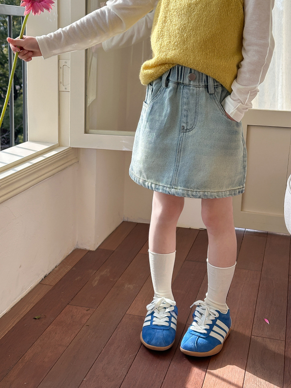 Dječja A-linijska suknja od pamuk-mešavine s najlonskom podstavom (88% pamuk, 9% poliester, 3% visokoza; podstava 81–90% najlon), jednobojna, pogodna za uzrast 3–8 godina