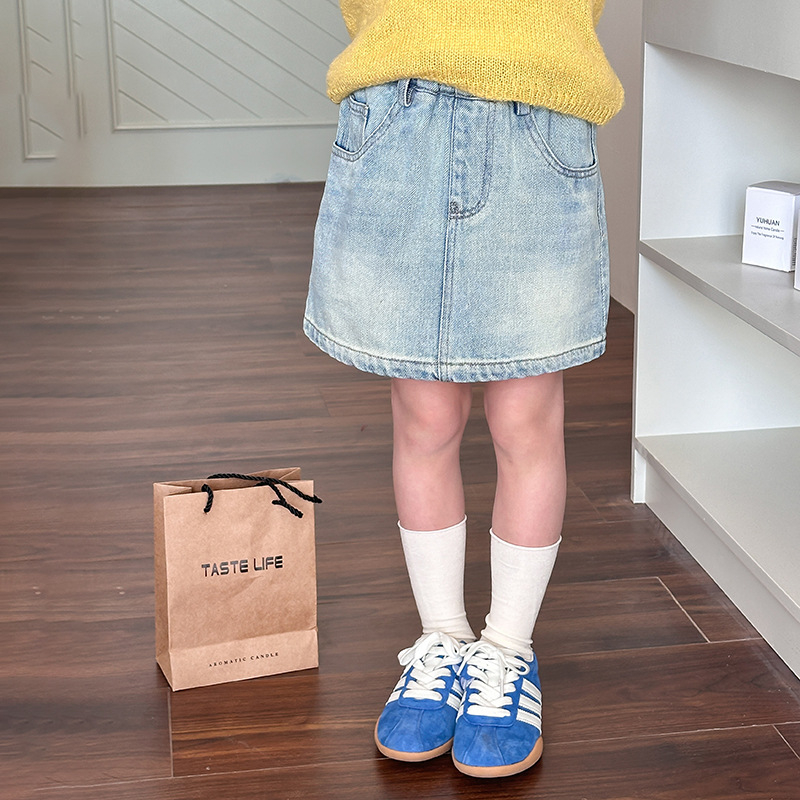 Dječja A-linijska suknja od pamuk-mešavine s najlonskom podstavom (88% pamuk, 9% poliester, 3% visokoza; podstava 81–90% najlon), jednobojna, pogodna za uzrast 3–8 godina