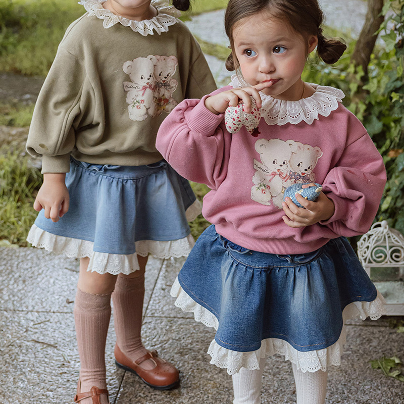 Dječja džins suknja s čipkastim patchom - mekana džins materija, glavni materijal pamuk 90%, podstava pamuk 71–80%, za uzrast 3–8 godina, jesen 2025