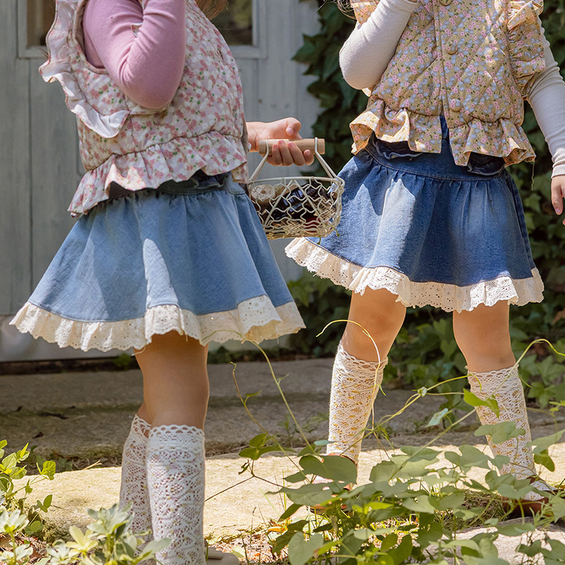 Dječja džins suknja s čipkastim patchom - mekana džins materija, glavni materijal pamuk 90%, podstava pamuk 71–80%, za uzrast 3–8 godina, jesen 2025