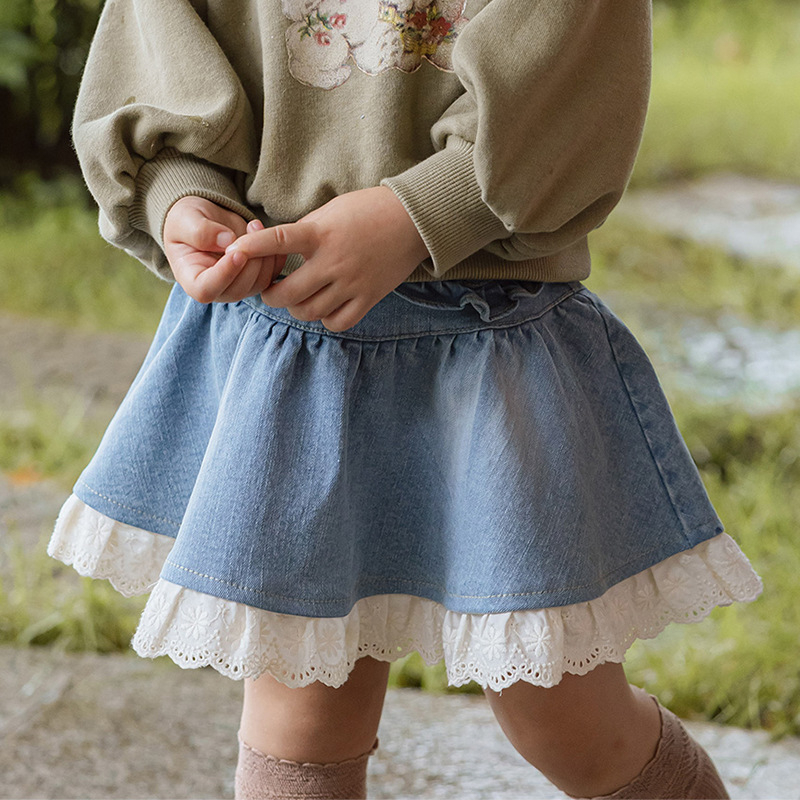 Dječja džins suknja s čipkastim patchom - mekana džins materija, glavni materijal pamuk 90%, podstava pamuk 71–80%, za uzrast 3–8 godina, jesen 2025
