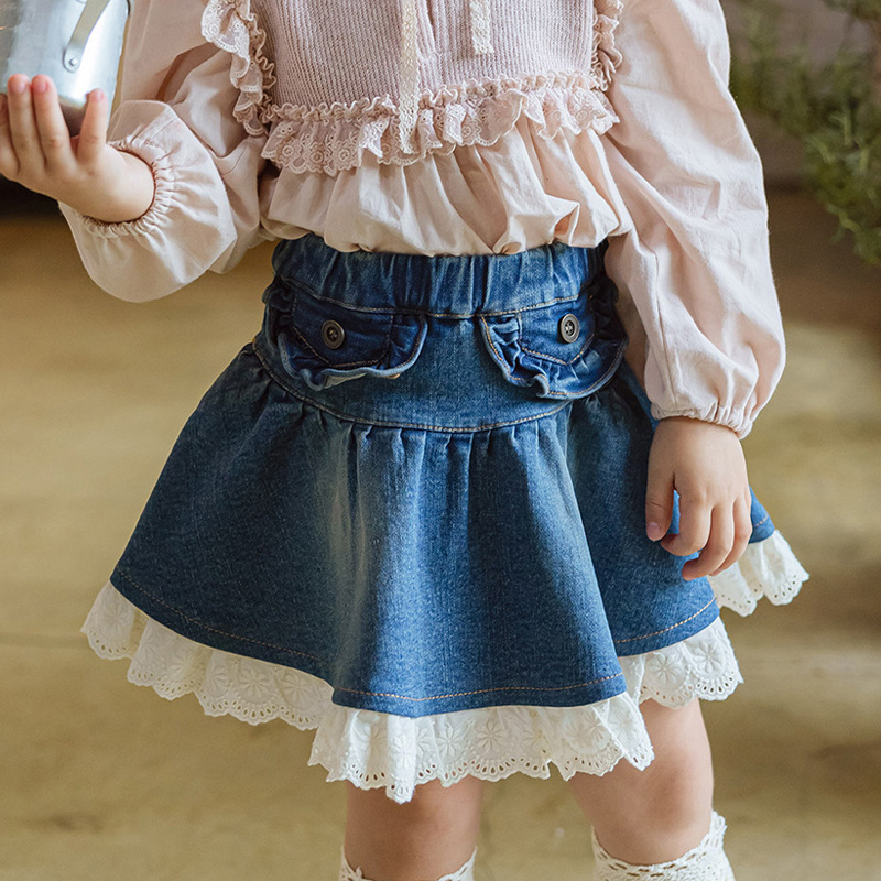 Dječja džins suknja s čipkastim patchom - mekana džins materija, glavni materijal pamuk 90%, podstava pamuk 71–80%, za uzrast 3–8 godina, jesen 2025