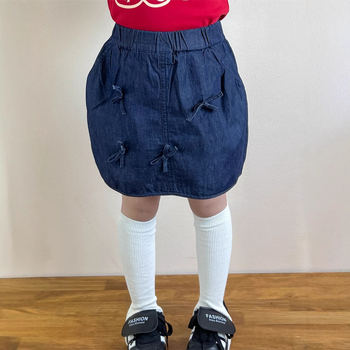 Dječji set u korejskom stilu: denim suknja s mašnicom i tiskani top bez rukava, diskretan otvoreni leđa