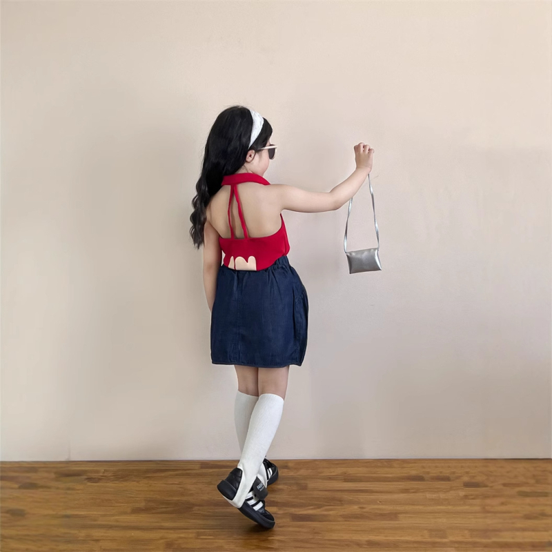 Dječji set u korejskom stilu: denim suknja s mašnicom i tiskani top bez rukava, diskretan otvoreni leđa