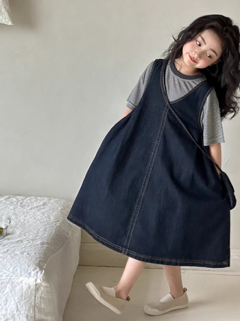 Little Red Fish lányoknak szóló két darabos készlet: denim mellény és csíkos szoknya, rövid ujjú, 70% pamut, nyár 2025.