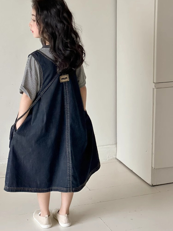 Little Red Fish lányoknak szóló két darabos készlet: denim mellény és csíkos szoknya, rövid ujjú, 70% pamut, nyár 2025.