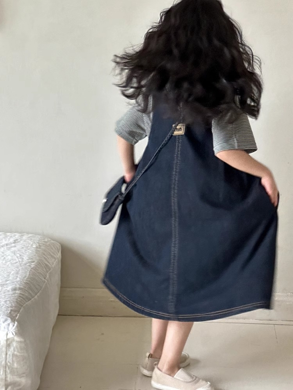 Little Red Fish lányoknak szóló két darabos készlet: denim mellény és csíkos szoknya, rövid ujjú, 70% pamut, nyár 2025.