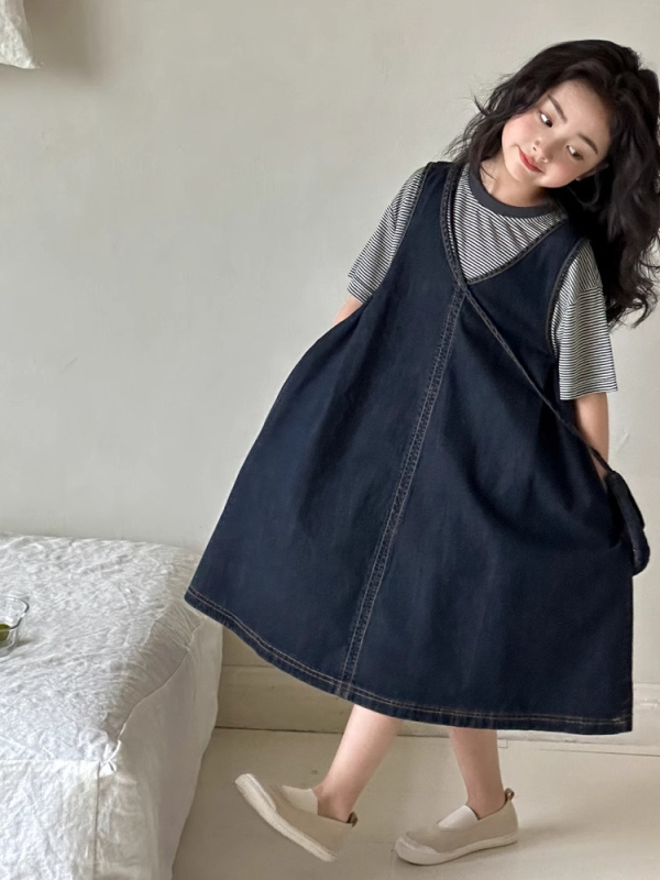 Little Red Fish lányoknak szóló két darabos készlet: denim mellény és csíkos szoknya, rövid ujjú, 70% pamut, nyár 2025.