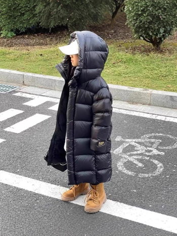 Bērnu pūka jaka ar kapuci, vidēja garuma, 50–55% pūka saturs, ārējais un iekšējais poliestera audums